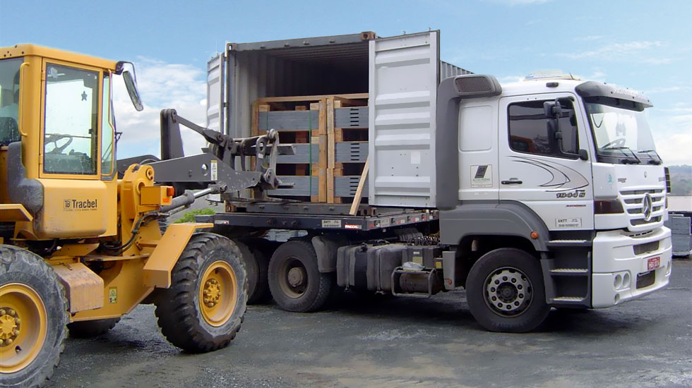 ALTIVO PEDRAS - Logística - Carregamento do container usando a máquina carregadeira